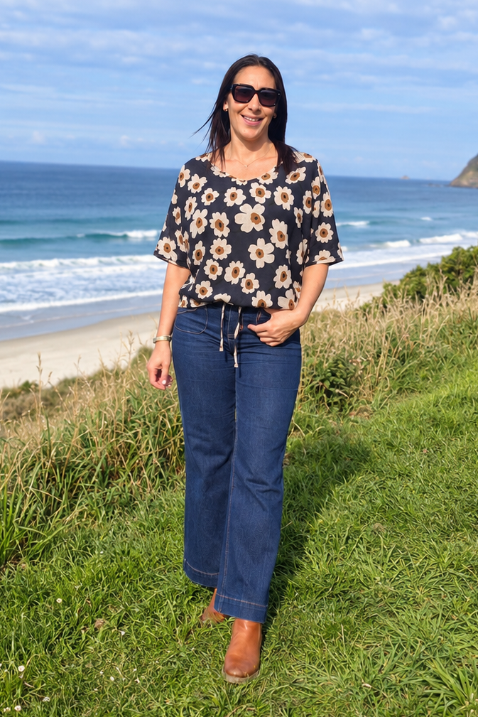 Short Sleeve Verity Tie Top - Navy Graphic Daisy